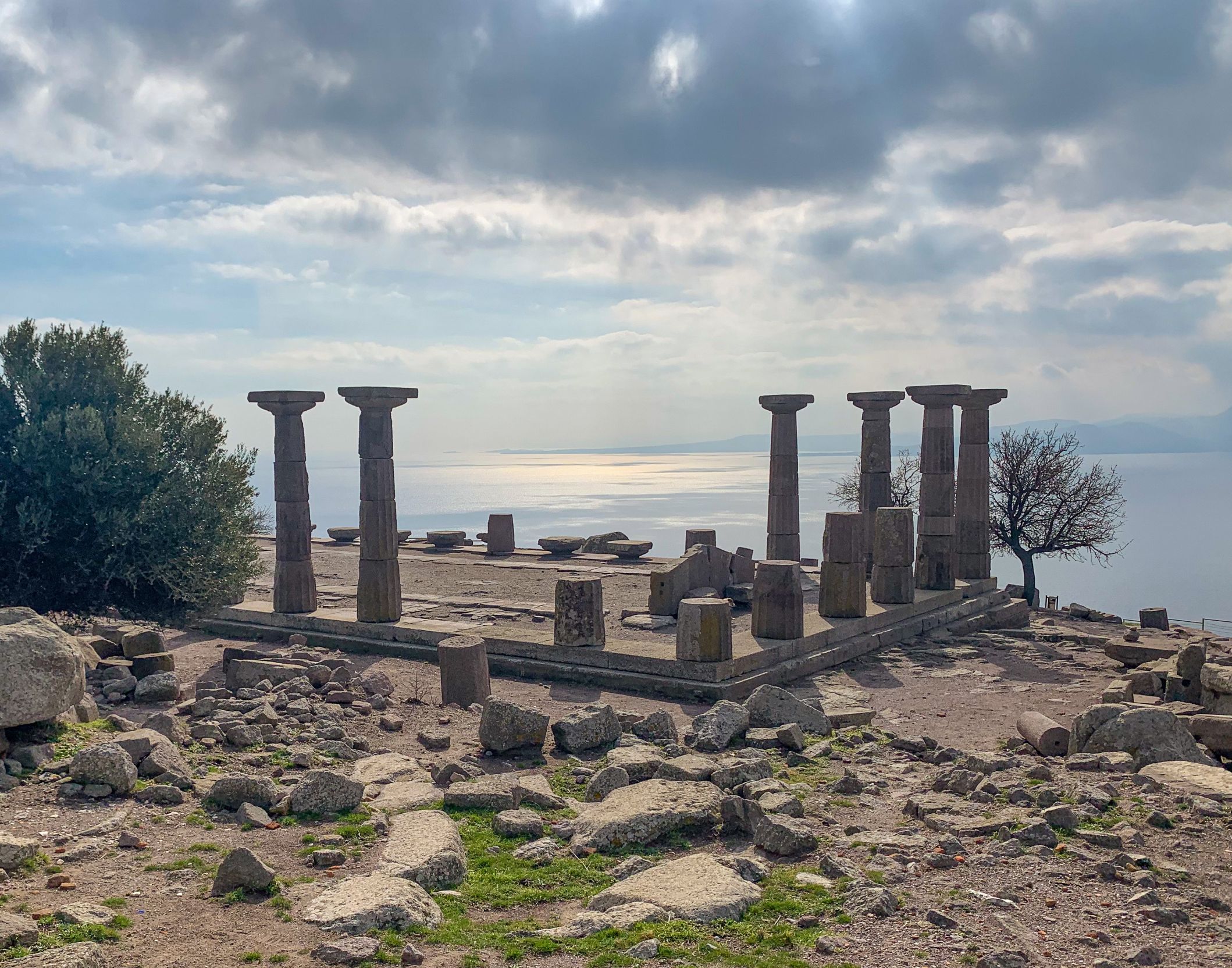 The acropolis of Assos, one of the best preserved and well investigated necropolis of Asia Minor